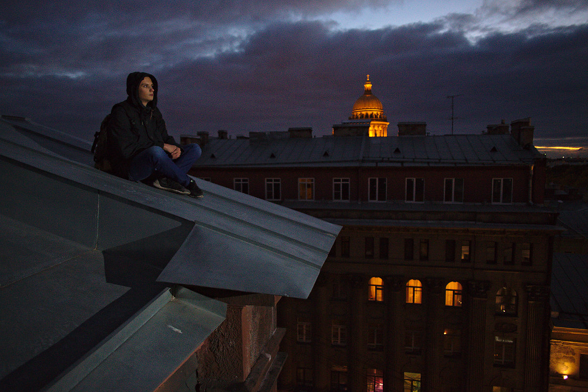 Голая женщина гуляет по крыше высотного дома